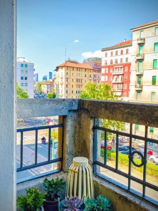 Sunny Flat 50 Meters From The Metro Apartment Milan Exterior photo